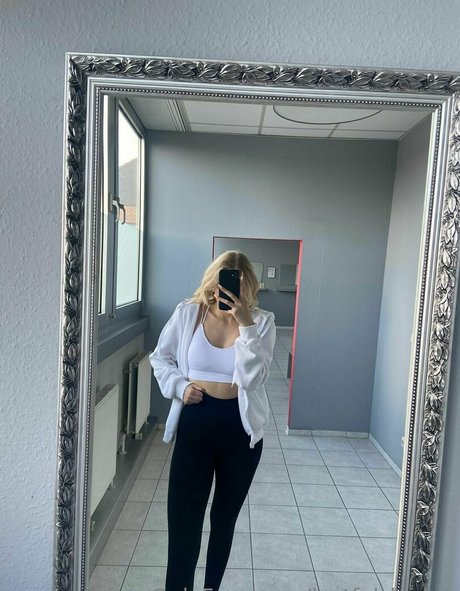 lustful leonie high quality pornstar photo