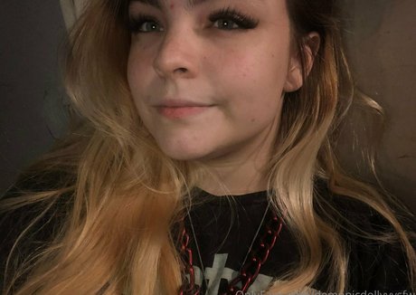 demonicdollyyysfw porn model picture