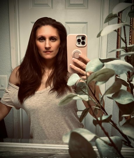 goodwifeathome naked model pictures