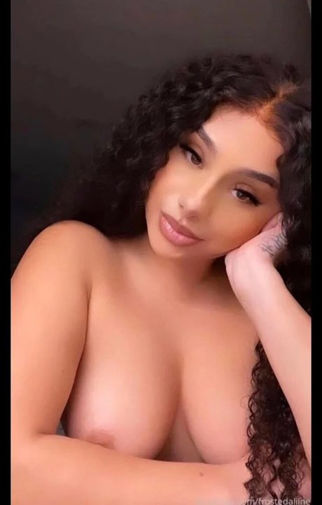 frostedaliine beautiful model image