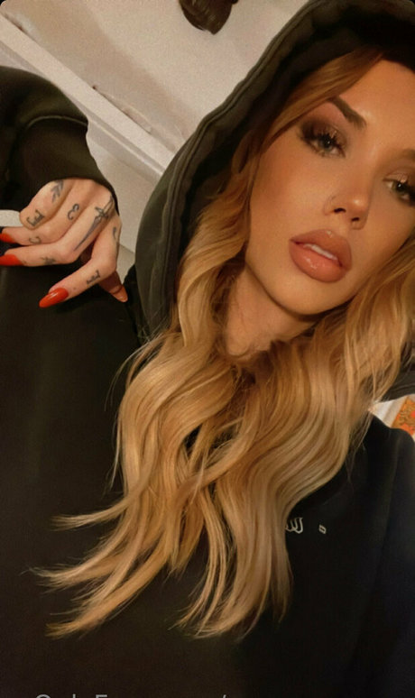 saramascarax model high quality img