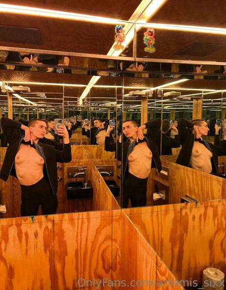 artemis sixx star pornographic photo