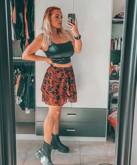 Sarah Neuhaus pretty pornstar gallery