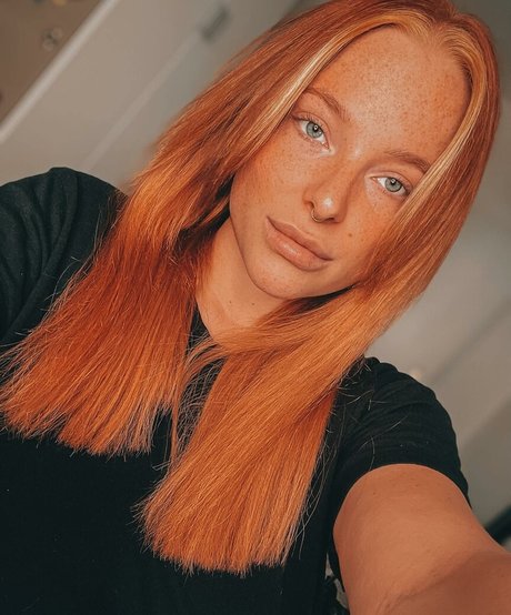 Sarah Neuhaus star erotic gallery