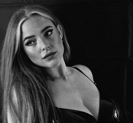 Sarah Neuhaus sexy model images