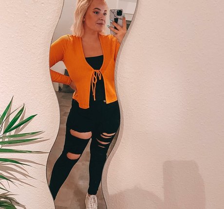 Sarah Neuhaus Profile pic