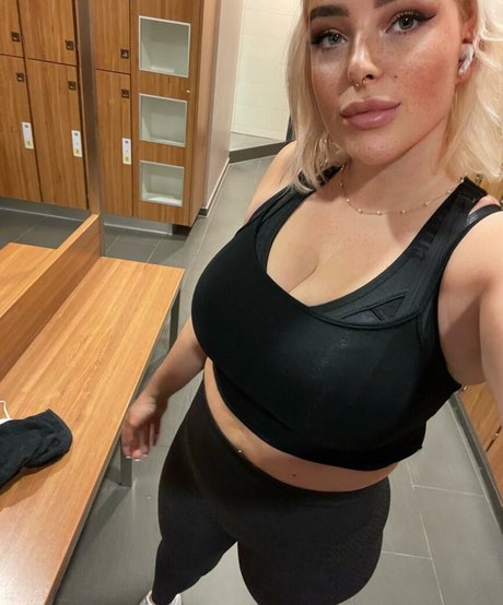 Sarah Neuhaus xxx actress picture