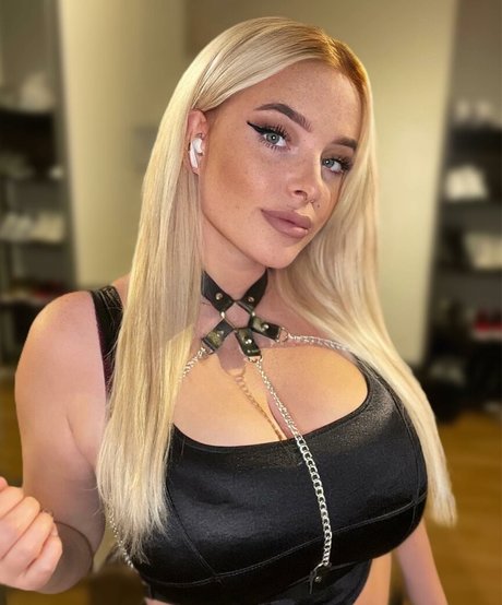 Sarah Neuhaus model adult images