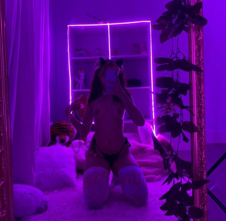 molly bl0om model hd pics