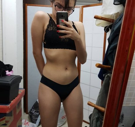 Niellefer sexy actress pic