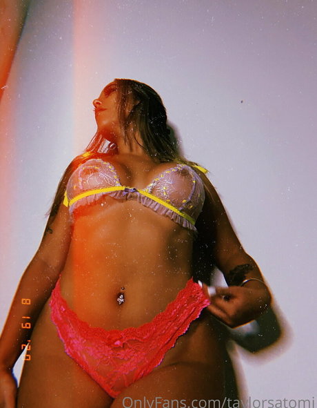 taylorsatomi pretty pornstar image