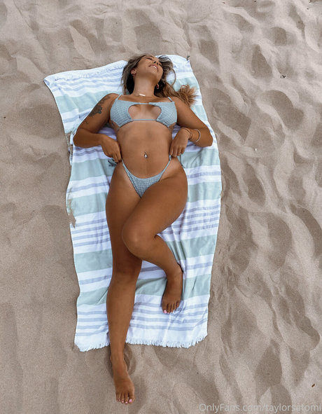 taylorsatomi perfect model pic