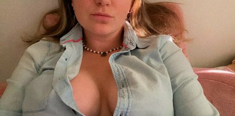 sweetsksmiles pornographic model picture