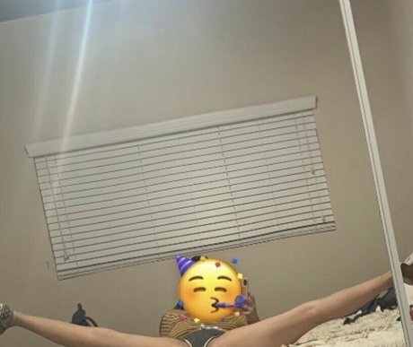 Lawhora naked model img