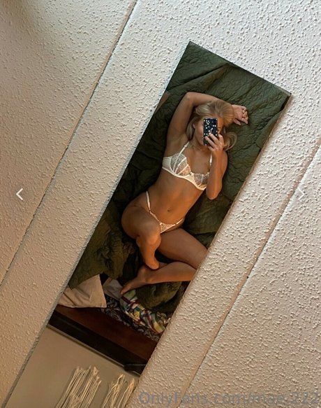 mae 222 art star photo