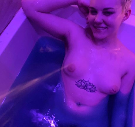 peachcreamzzz porn actress galleries