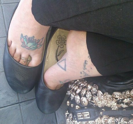 ditteslegsandfeet art model pics