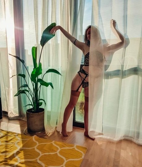 adorable alice hot model pic