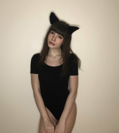 Mewnii nude model archive