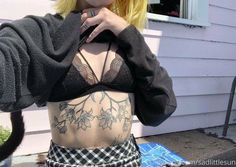 sadlittlesun model pornographic images