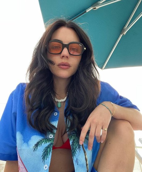 Adelaide Kane model naked pictures