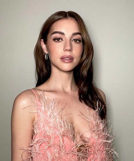 Adelaide Kane high quality actress photo