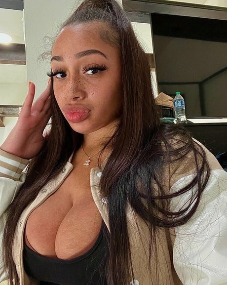 Lexxiibaebie naked model pic