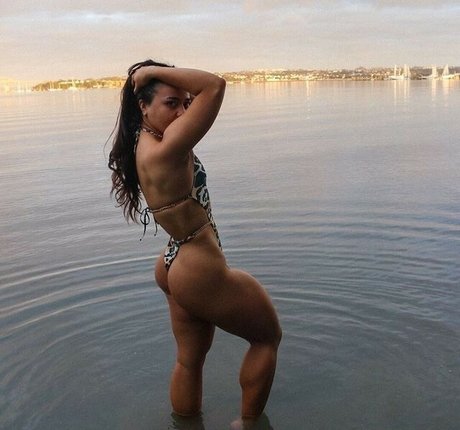 LouiseWhyyte model exclusive image