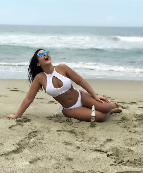 Yeimmyicial model top photo