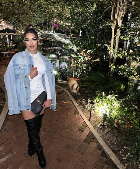 Keahla White erotic model pics