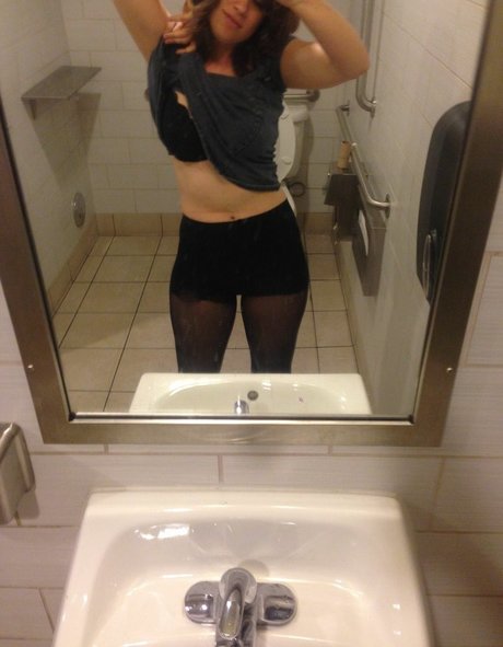 Allie Goertz adult model image