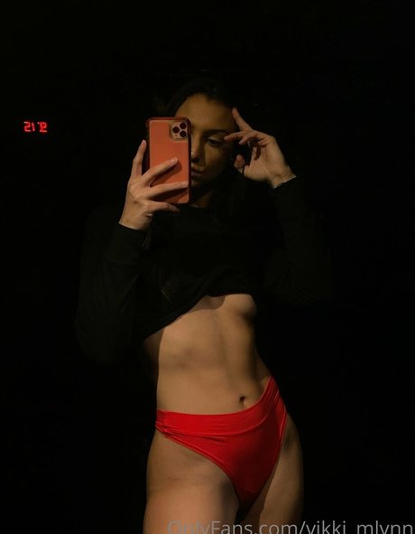 Vikki Mlynn star sexy pics