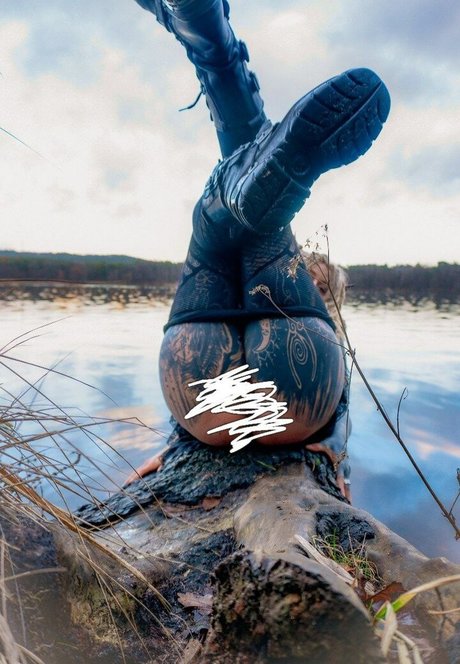 psychedelic mess naked model pic