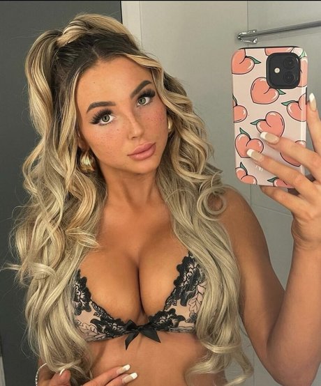 Beth Amelia hot model pictures