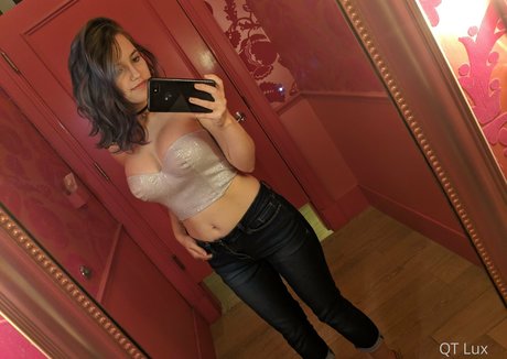 qtlux star naked photo