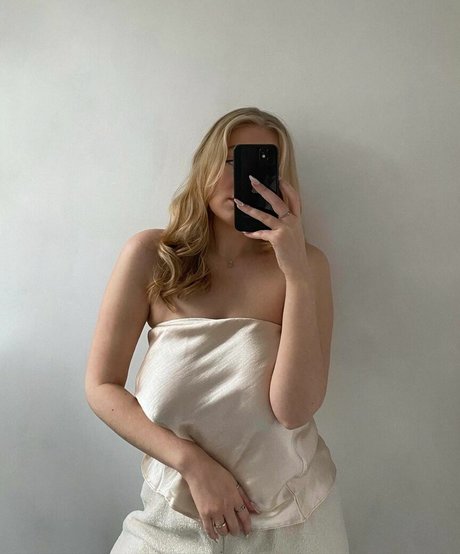 Lotten Sheppard adult model pics