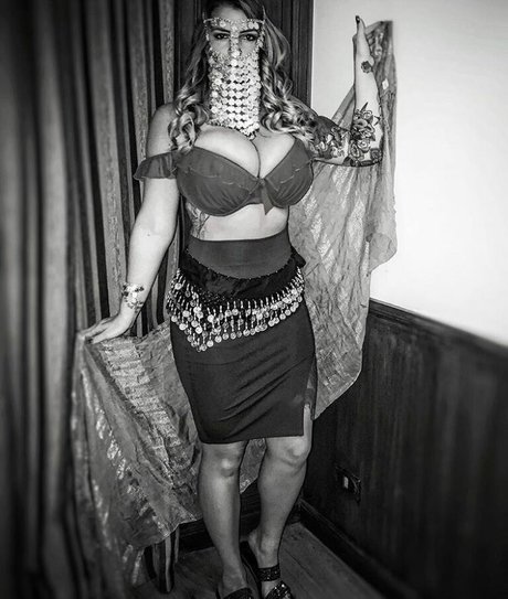 Chelsea Hammill model hot picture