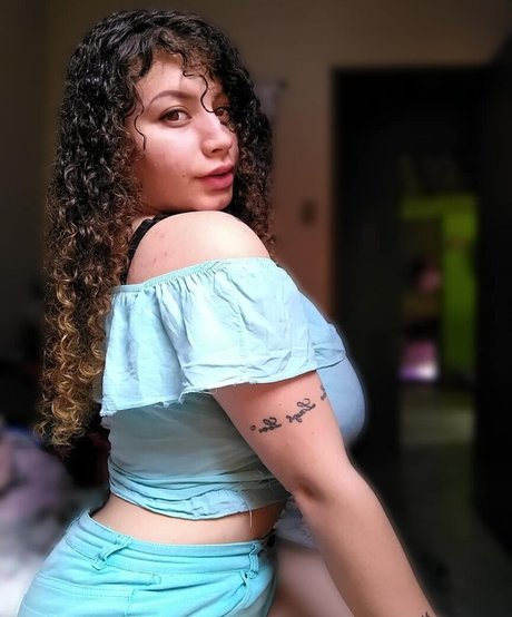 Ashley Alves art star photos