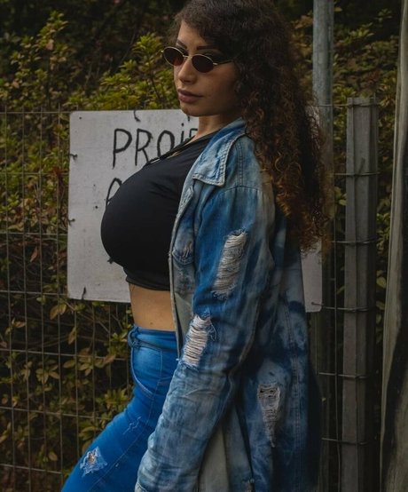 Ashley Alves sexy star img