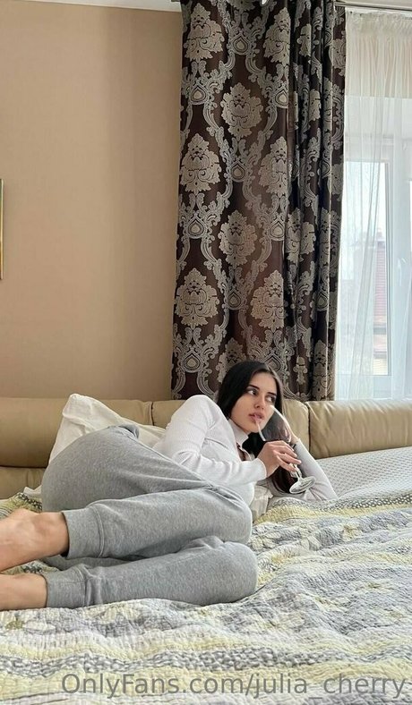 julia cherry model nude photo