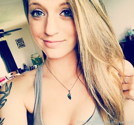 naughtyvettech sex model photo