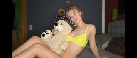 haaiileey model nude pics