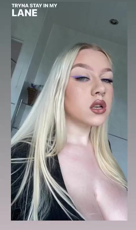 Emma H nude model pictures