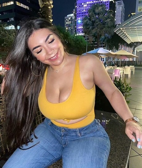 Nicky Nicole model picture