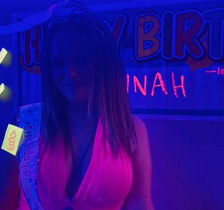 Hannah B naked model images