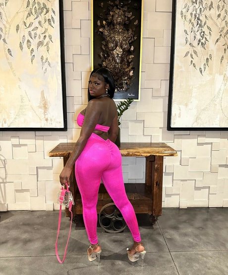 doseofneez star sexy picture