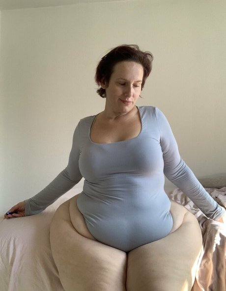 hourglassleigh model hot pics