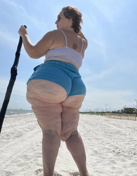 hourglassleigh model nude picture