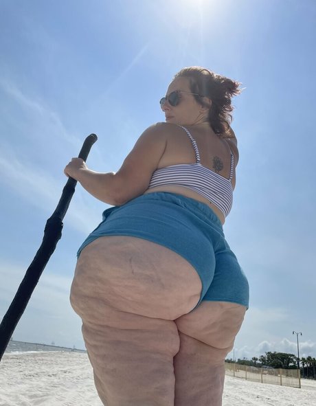 hourglassleigh beautiful pornstar pic