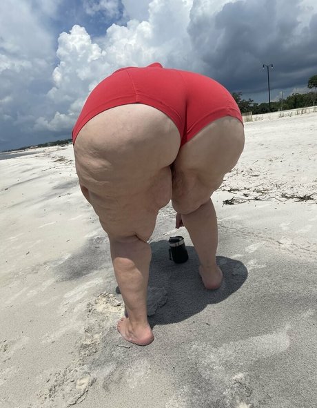 hourglassleigh naked pornstar galleries